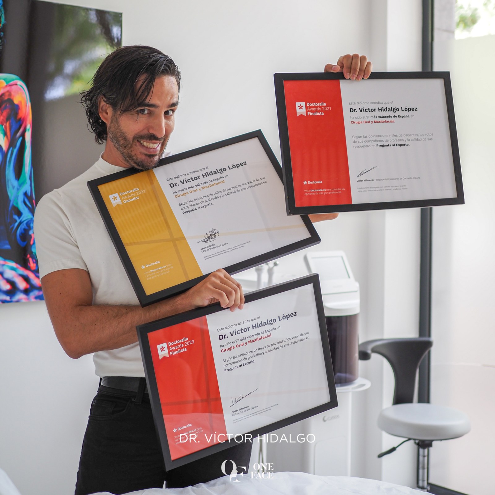 Dr. Víctor Hidalgo con sus diplomas de los Doctoralia Awards